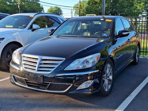 Used 2013 Hyundai Genesis 3.8 w/ Technology Pkg RWD image 5