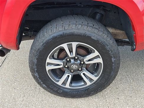 Used 2017 Toyota Tacoma TRD Sport image 5