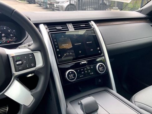 Certified 2025 Land Rover Discovery Dynamic SE AWD/4WD image 6