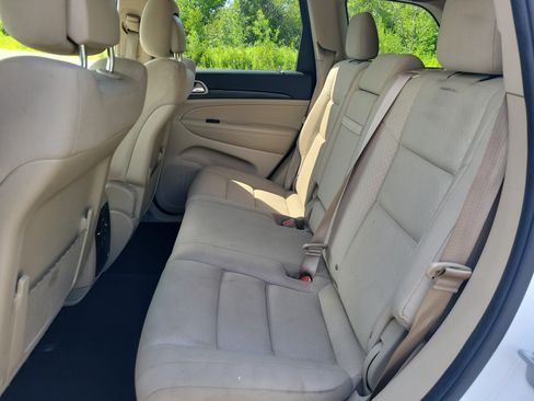Used 2021 Jeep Grand Cherokee Laredo AWD/4WD image 16