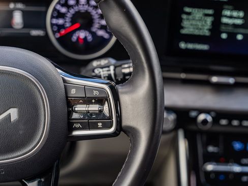 Used 2024 Kia Carnival EX image 35