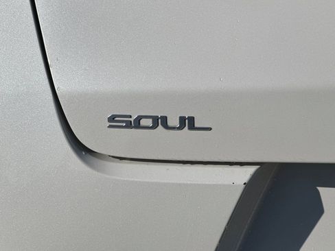 Used 2023 Kia Soul LX w/ LX Technology Package image 28