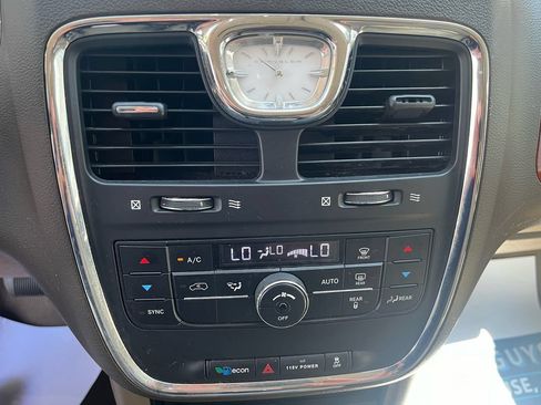 Used 2016 Chrysler Town & Country Touring FWD image 11