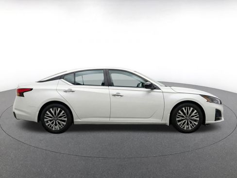 Used 2025 Nissan Altima 2.5 SV FWD image 10