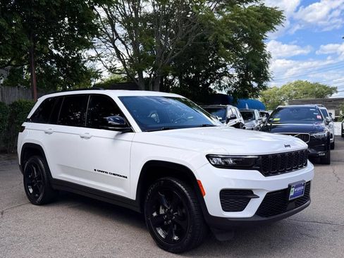Used 2024 Jeep Grand Cherokee Altitude AWD/4WD image 8