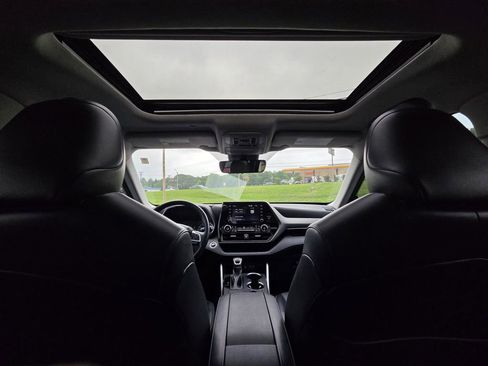 Used 2022 Toyota Highlander XLE FWD image 34