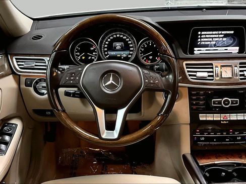 Used 2014 Mercedes-Benz E 350 4MATIC Sedan image 5