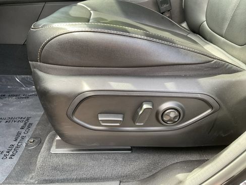 Used 2024 Jeep Grand Cherokee Limited w/ Luxury Tech Group II AWD/4WD image 30