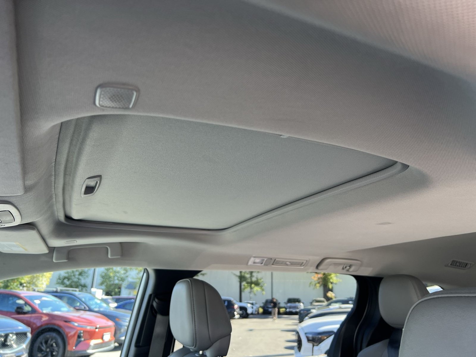 Used 2025 Toyota Sienna XLE FWD image 25