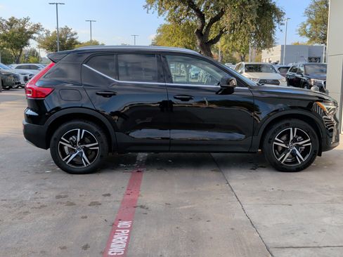 Used 2025 Volvo XC40 B5 Core image 10