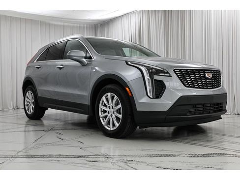 Used 2023 Cadillac XT4 Luxury w/ Cold Weather Package FWD image 2