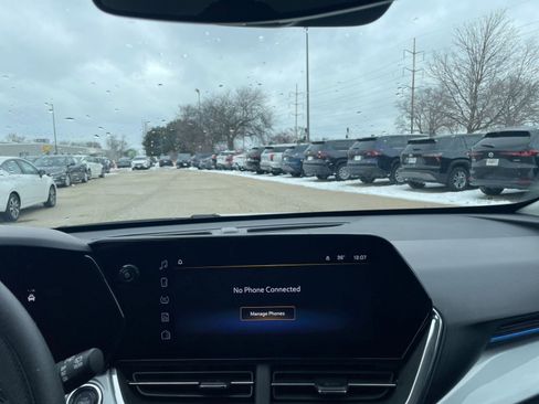 Used 2025 Chevrolet Trax LT image 17