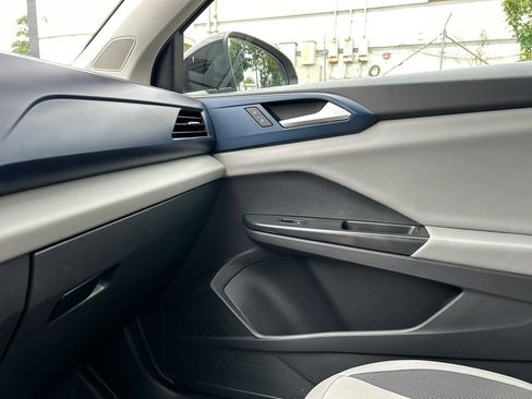 Used 2022 Volkswagen Taos SE w/ Panoramic Sunroof Package FWD image 21