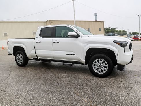 Certified 2025 Toyota Tacoma SR5 AWD/4WD image 6