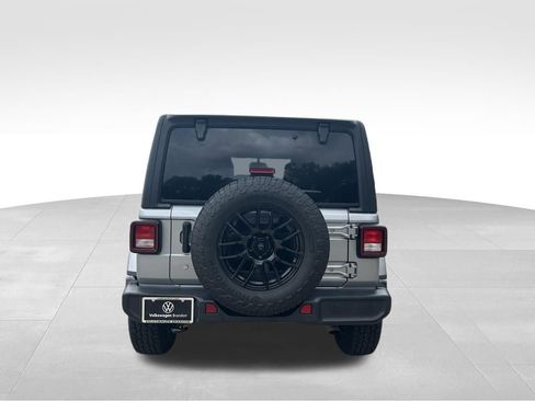 Used 2020 Jeep Wrangler Unlimited Sahara AWD/4WD image 4