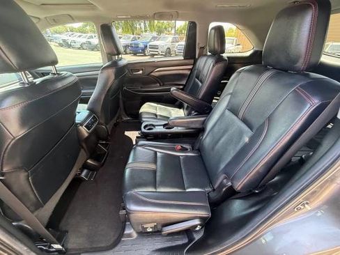 Used 2019 Toyota Highlander SE FWD image 21