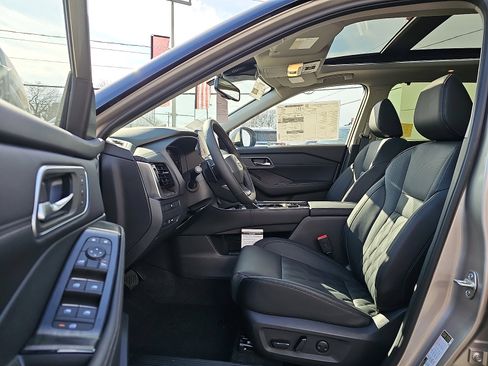 New 2026 Nissan Rogue Platinum image 9