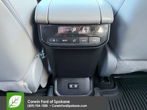 Used 2021 Toyota Highlander XLE image 13