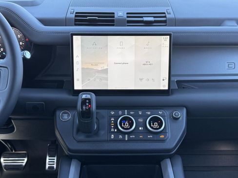 Used 2025 Land Rover Defender 110 V8 image 25