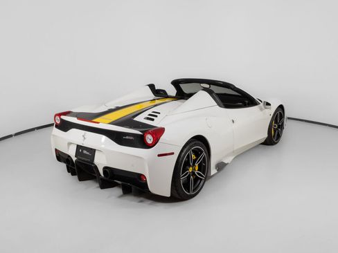 Used 2015 Ferrari 458 Speciale A RWD image 9