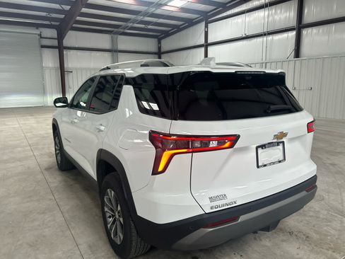 Used 2025 Chevrolet Equinox LT w/ Convenience Package II image 3