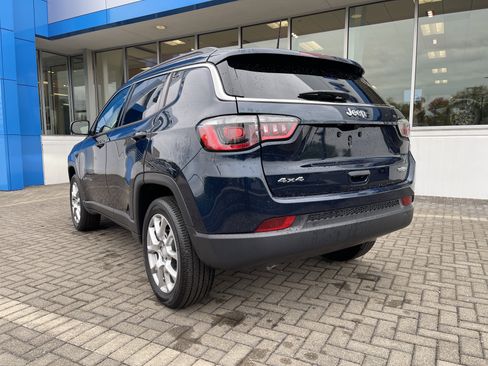 Used 2024 Jeep Compass Latitude image 3