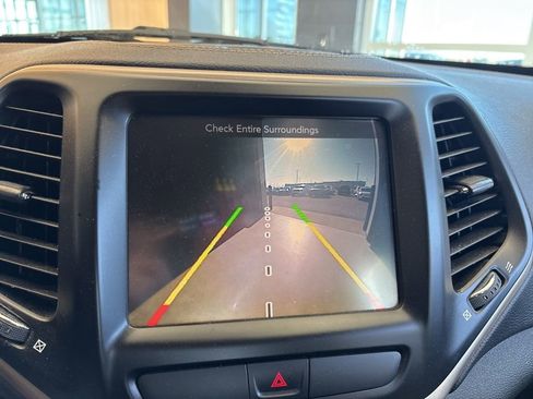 Used 2016 Jeep Cherokee Latitude w/ Cold Weather Group image 25