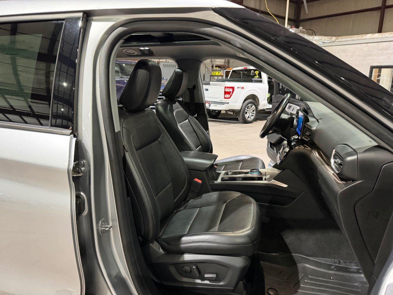Used 2022 Ford Explorer Limited w/ Equipment Group 301A AWD/4WD image 27