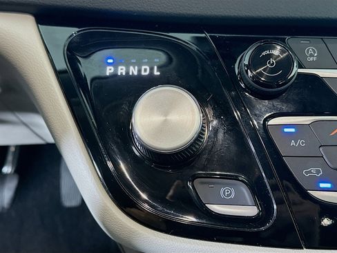 Used 2024 Chrysler Pacifica Touring-L image 24