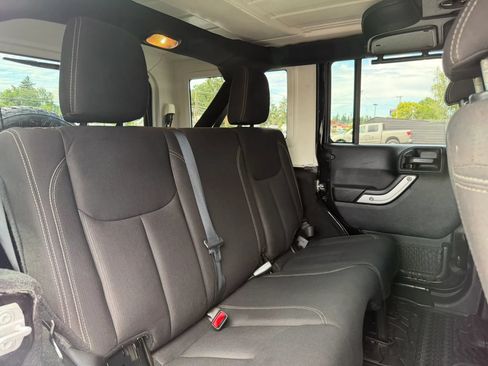 Used 2018 Jeep Wrangler Unlimited Sahara AWD/4WD image 23
