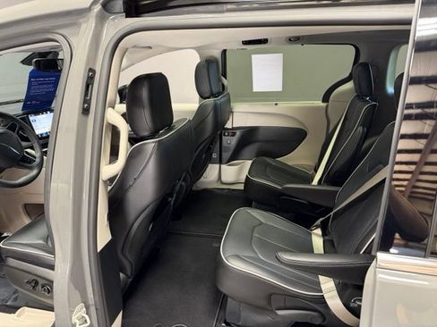 Used 2024 Chrysler Pacifica Limited FWD image 18