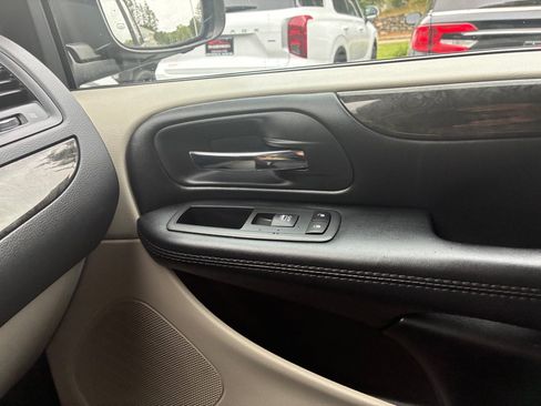 Used 2019 Dodge Grand Caravan SE FWD image 24