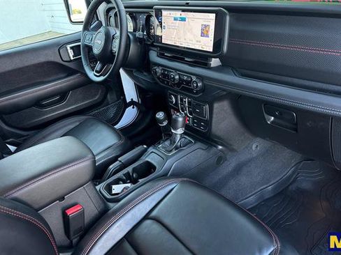 Used 2025 Jeep Wrangler Rubicon image 19