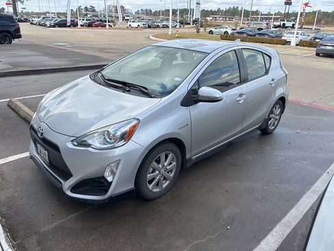 Used 2017 Toyota Prius C Three image 3