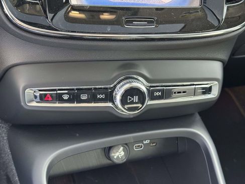 Certified 2025 Volvo XC40 B5 Plus AWD/4WD image 30