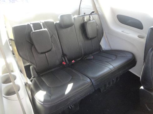 Used 2020 Chrysler Voyager Lxi image 13