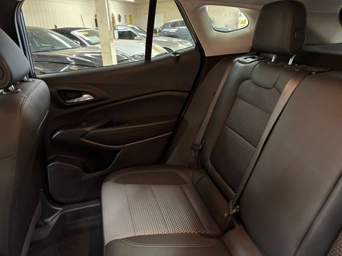 Used 2025 Chevrolet Trax LT FWD image 38