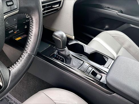 Used 2025 Toyota Camry SE w/ Convenience Package image 16