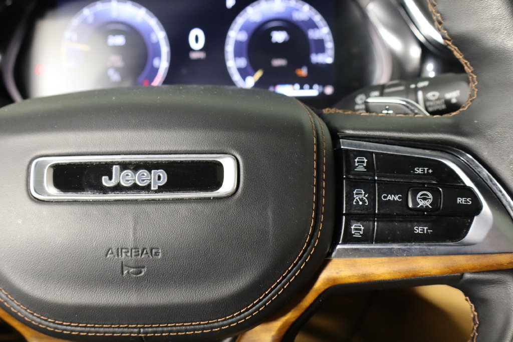 Used 2023 Jeep Grand Cherokee Summit AWD/4WD image 10