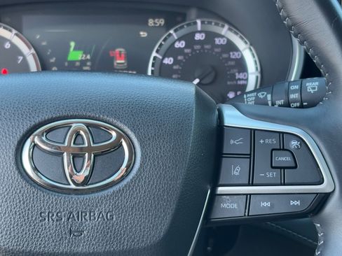 Used 2023 Toyota Highlander XLE image 23