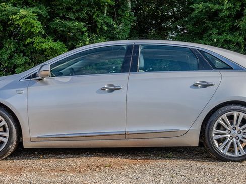 Used 2018 Cadillac XTS Luxury AWD/4WD image 2