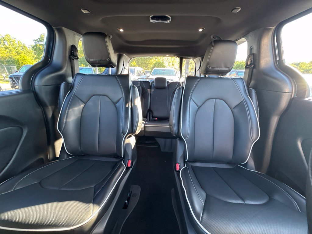 Used 2025 Chrysler Pacifica Premium FWD image 13