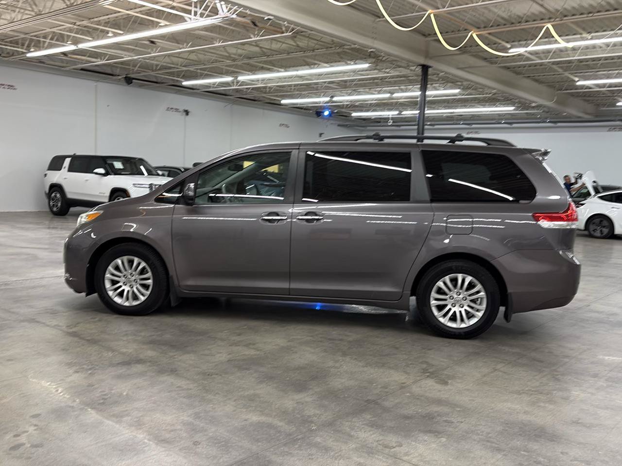 Used 2011 Toyota Sienna XLE w/ Premium Pkg FWD image 12