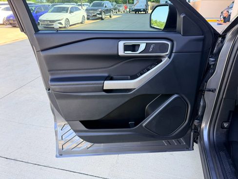 Used 2024 Ford Explorer XLT RWD image 9