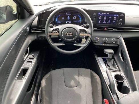 Certified 2025 Hyundai Elantra SE FWD image 24