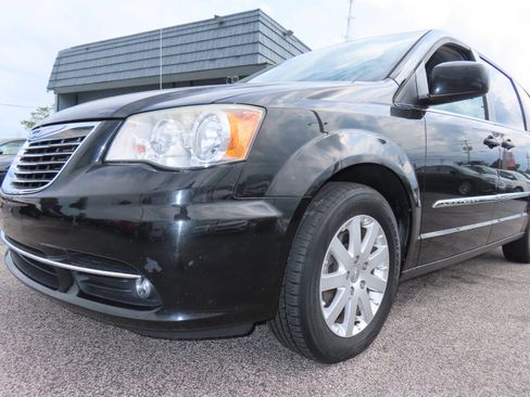 Used 2014 Chrysler Town & Country Touring FWD image 31