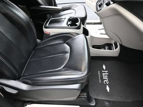 Used 2023 Chrysler Pacifica Touring-L FWD image 28