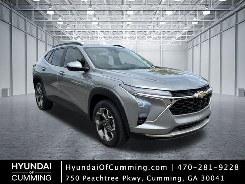 Used 2024 Chevrolet Trax LT w/ Driver Confidence Package FWD image 1