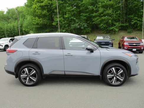 Used 2025 Nissan Rogue SL AWD/4WD image 4