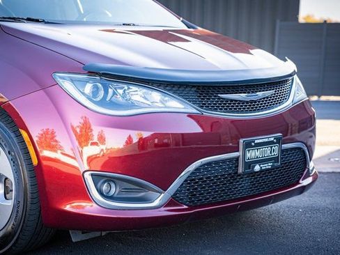 Used 2017 Chrysler Pacifica Touring-L Plus image 4